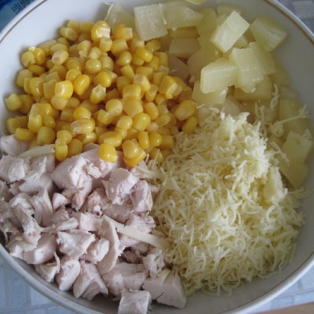 Салат с курицей, ананасами и кукурузой