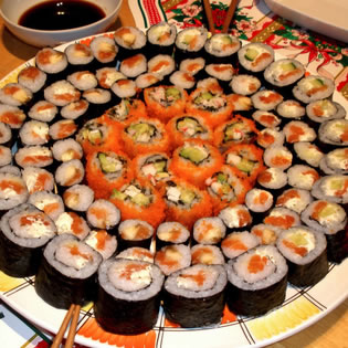 Суши с лососем – неординарный рецепт для любителей экспериментов