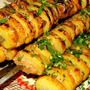 Печеный картофель на шампурах