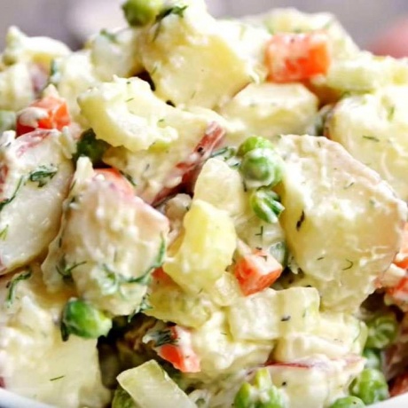 А на гарнир — классический картофельный салат…
